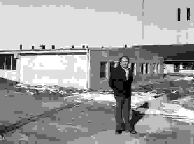 Børge Jensen foran de nye bygninger i Tilst i 1976