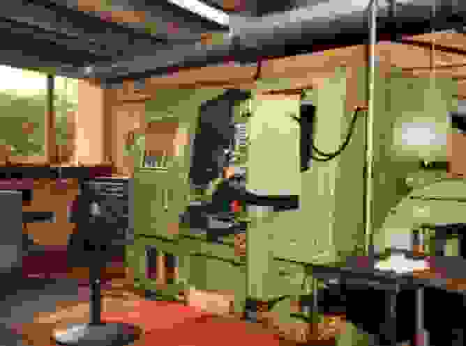 CNC maskine fra 1982 i industribygningerne i Tilst