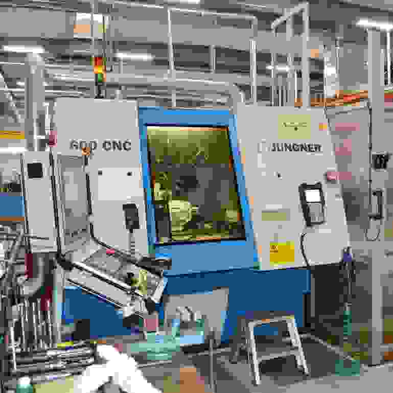 CNC slibemaskine på BJ-Gear fabrikken 