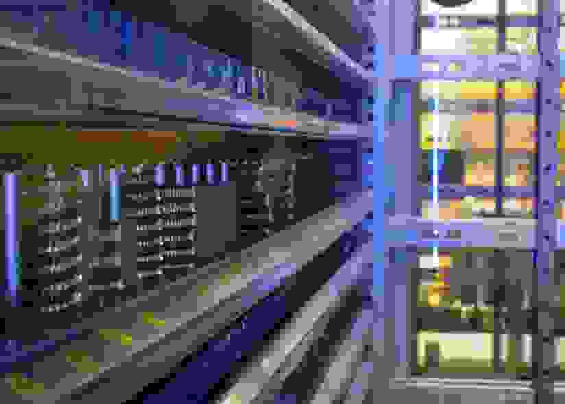 Et kig ind i en Kardex Remstar Shuttle XP 500 lagerautomater