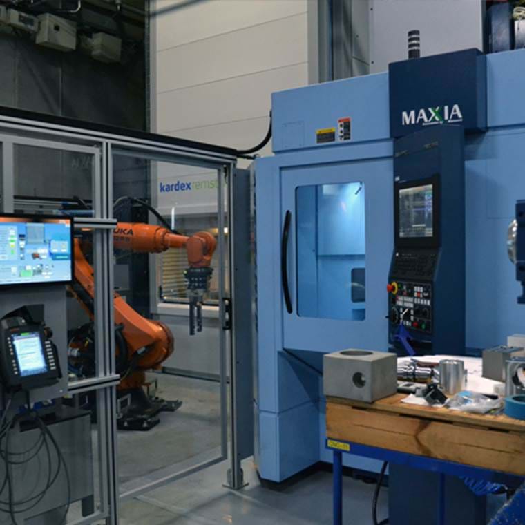 Matsuura MAM72-35V 5-akset lodret bearbejdningscenter med KUKA-robot