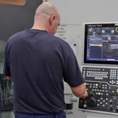 Medarbejder på BJ-Gear A/S arbejder med CNC maskine
