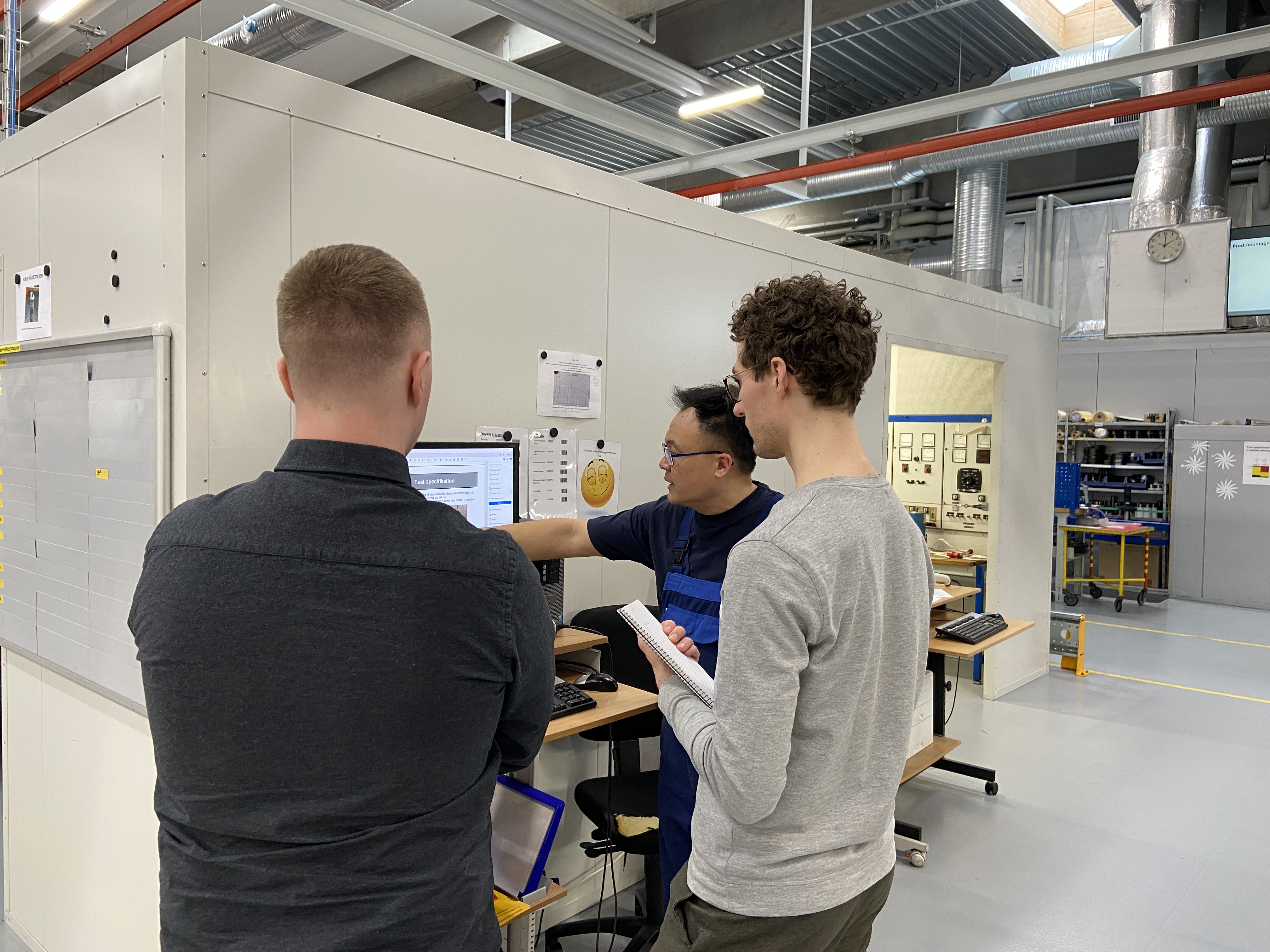 Ansatte på BJ-Gear samarbejder på tværs af afdelinger 